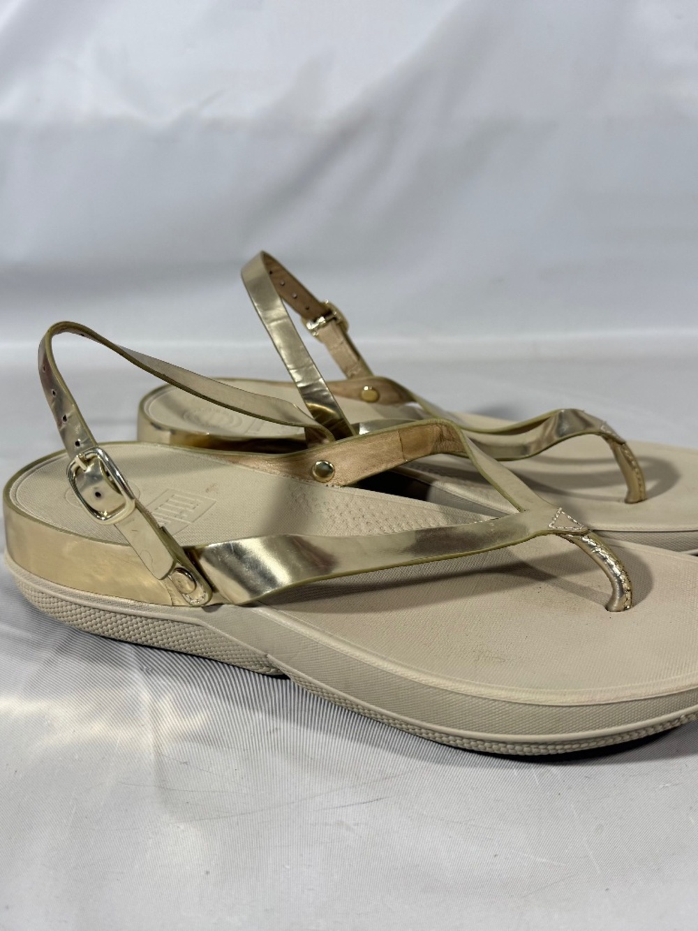 FITFLOP Urban Sandals Womens Size 7 Metallic Gold Slip On Thong Flip Flops